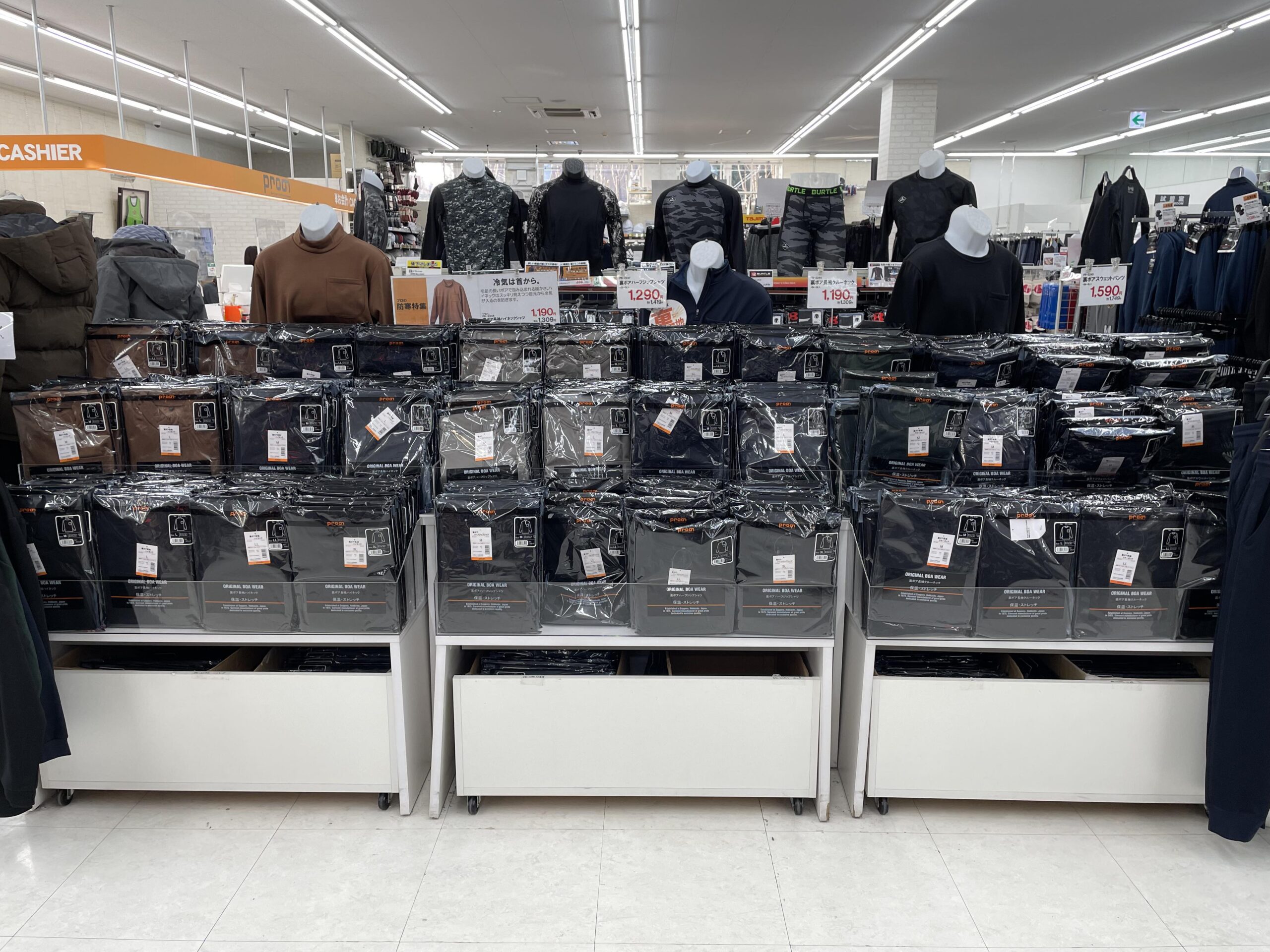 業務用什器で売上増】仕事用品店のアパレル商品向けオリジナルの